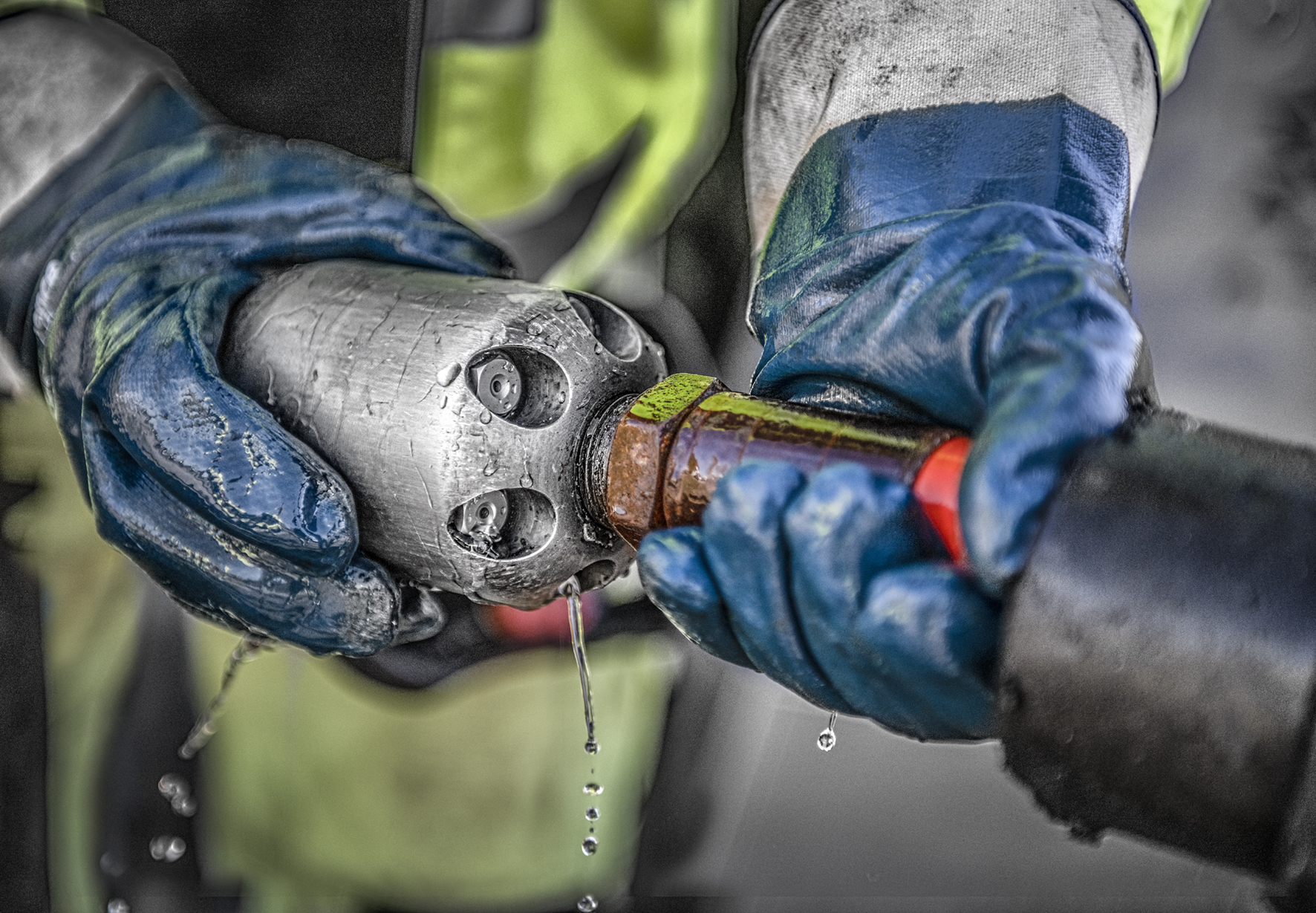 Vorbereiten einer Hochdruck-Spüldüse für die Rohrreinigung
