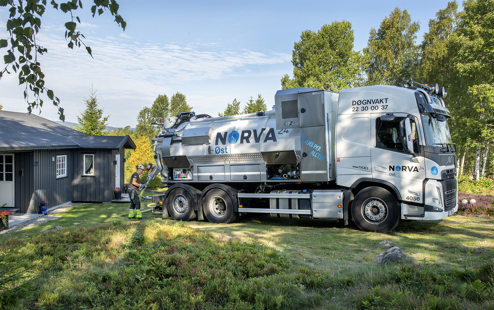 Saugwagen, der eine Kläranlage in einem Wohngebiet wartet und dabei die Umwelthygiene und -sicherheit gewährleistet