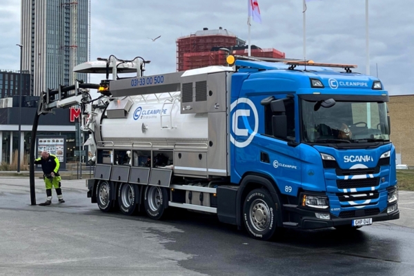 Blauer Cleanpipe Scania Saugwagen mit Arbeiter auf der Baustelle in Göteborg