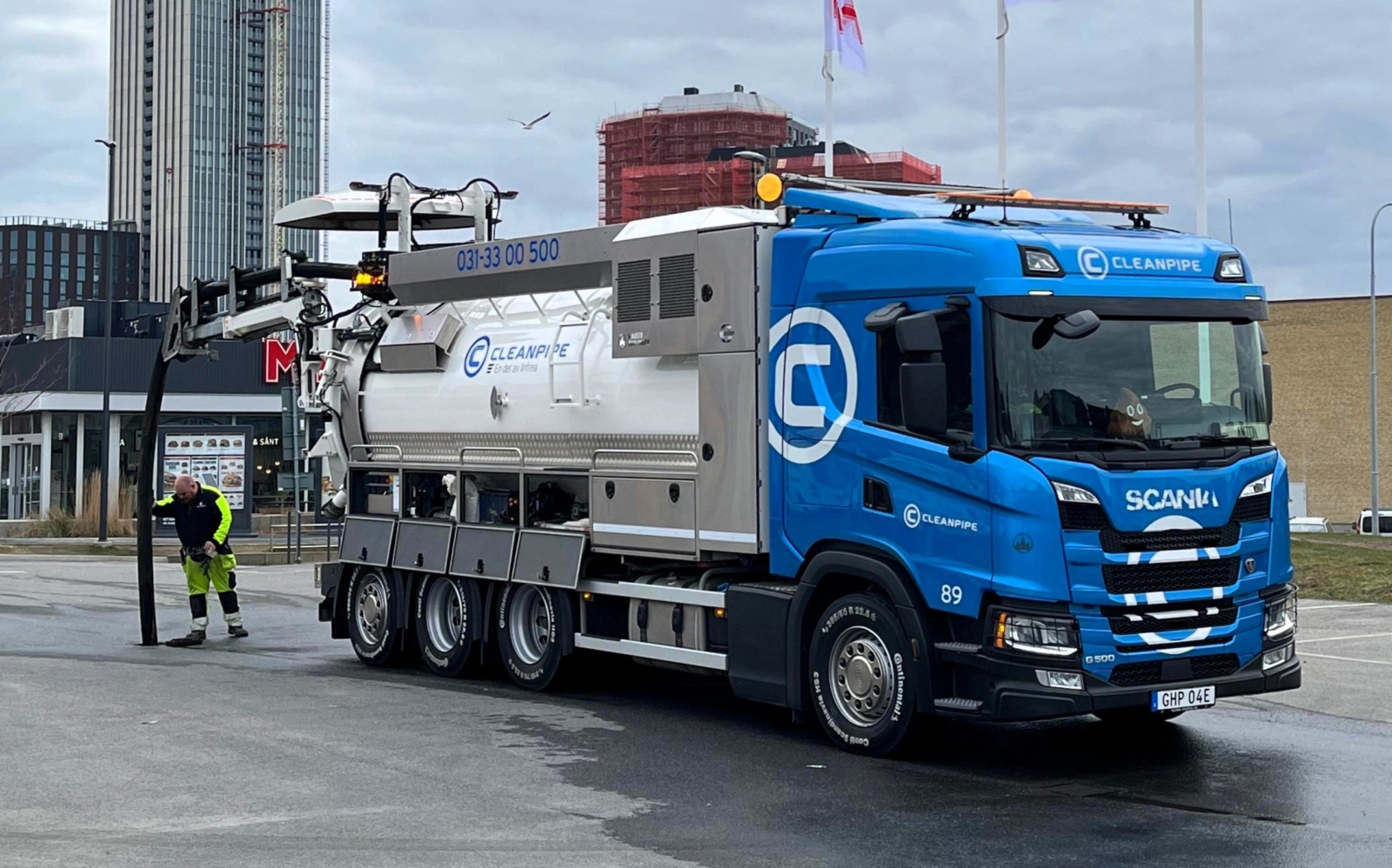 Blauer Cleanpipe Scania Saugwagen mit Arbeiter auf der Baustelle in Göteborg