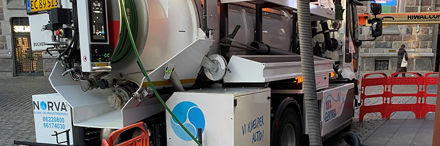 Nærbillede af Norva24 el-lastbil med slanger og udstyr i centrum af byen