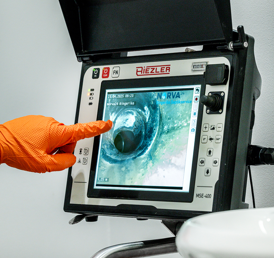 Hånd med behandske peker på et rørinspeksjonsbilde på en NORVA24-skjerm