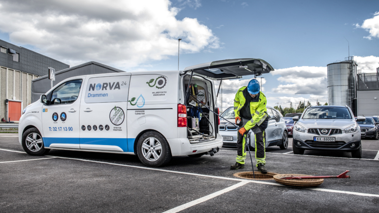 Rörspolning nära en parkering med elektrisk utrustning.