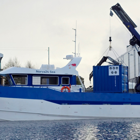 Norva24 Sea-fartyg med kranarbete vid kajen.