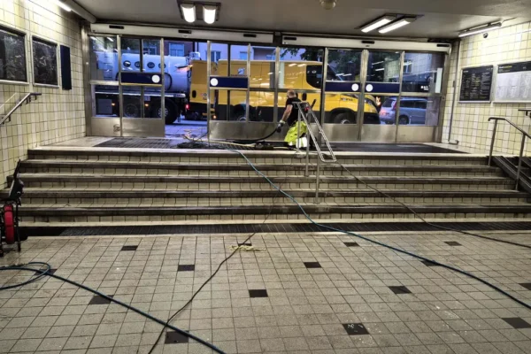 Tunnelbaneuppgång vid Skanstull städas med slangar och utrustning