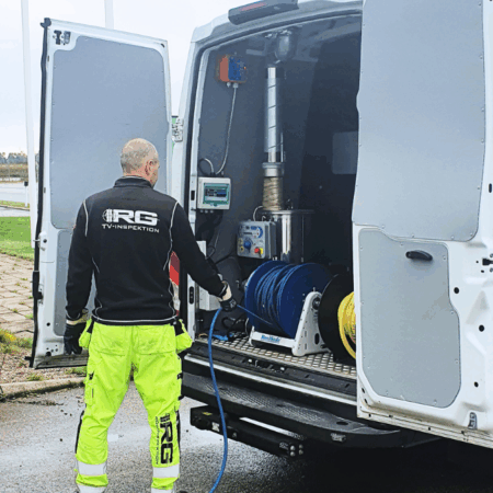 Medarbetare från IRG arbetar med spolbil på plats