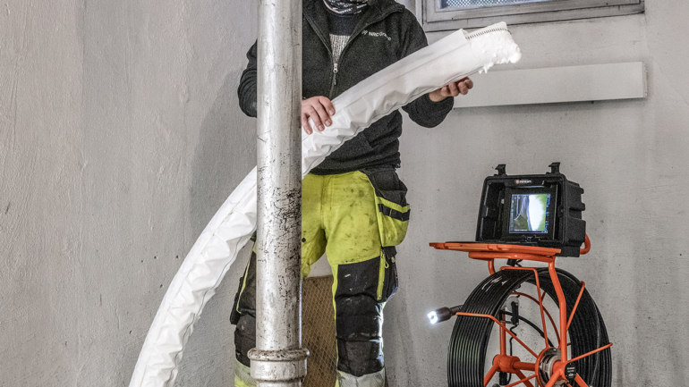 Worker handling internal pipe renewal using a special insert