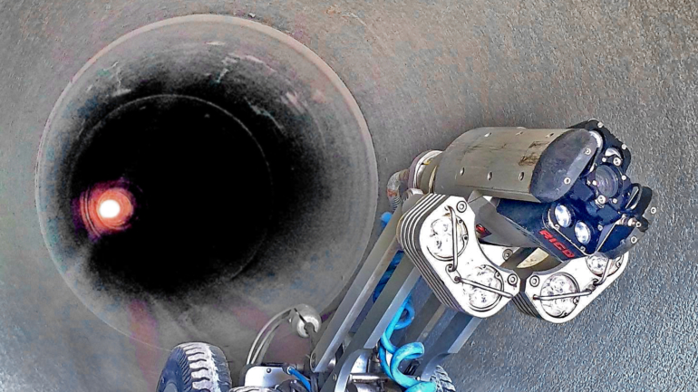 Robot inspecting the interior of large-diameter pipes.