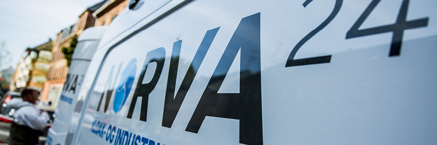 Nærbillede af hvid Norva24-servicebil med firmalogo på siden